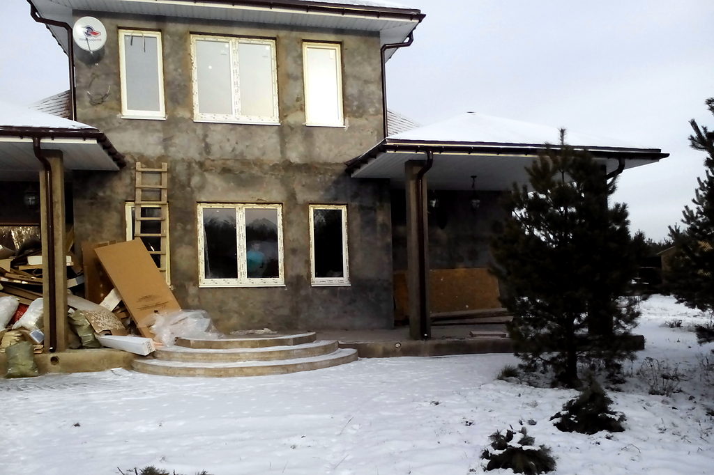 Ista kuća u fazi fasaderskih radova, zimski period