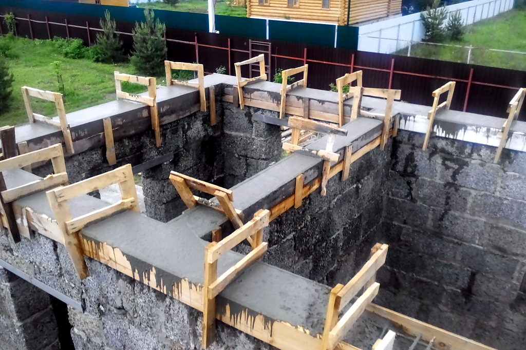 Oplata armiranobetonskih serklaža na zidovima od blokova