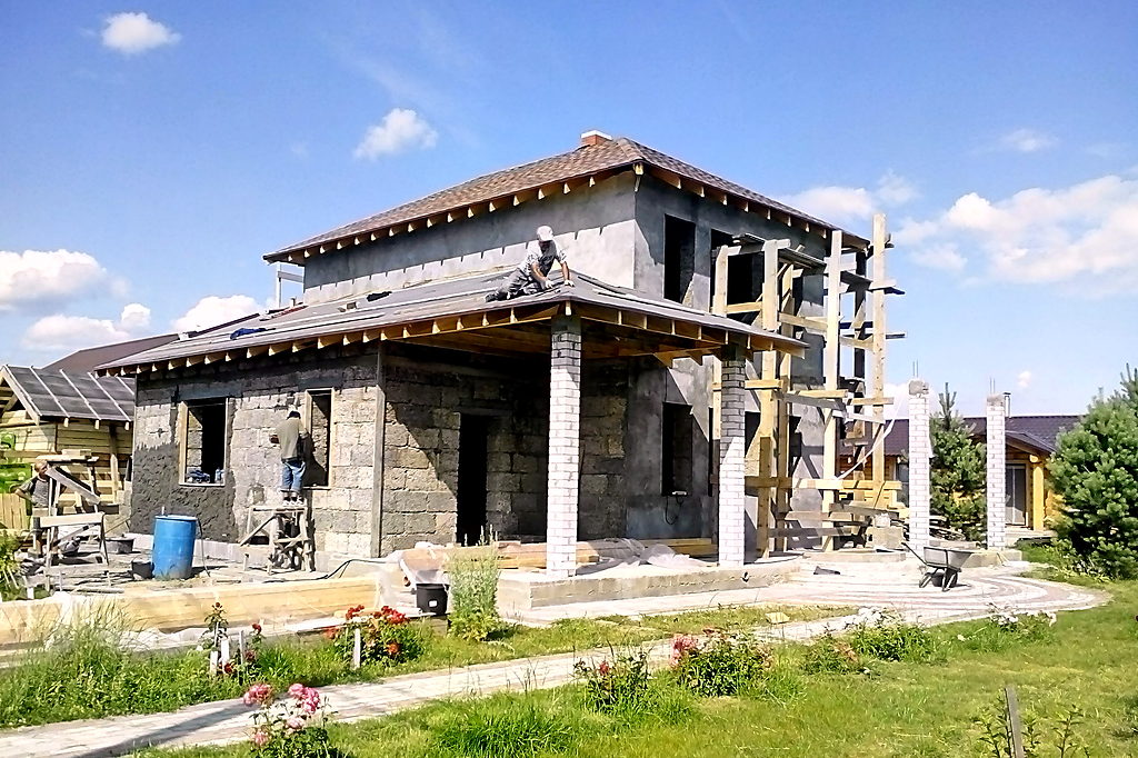 Kuća sa završenim krovom i stubovima