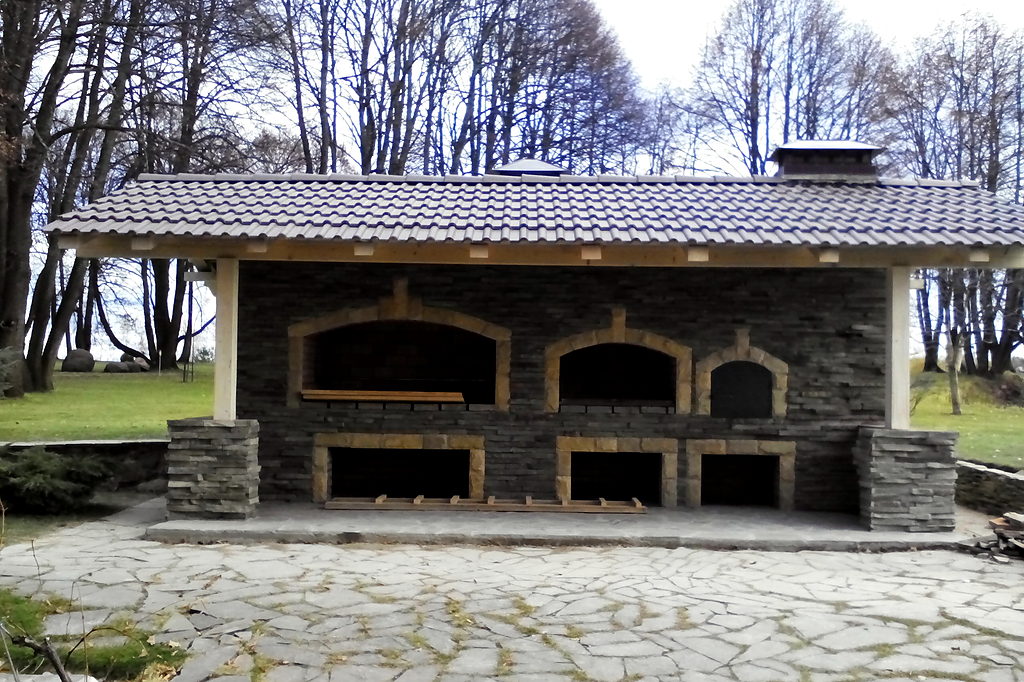 Završena letnja kuhinja sa peći i roštiljem pod nadstrešnicom
