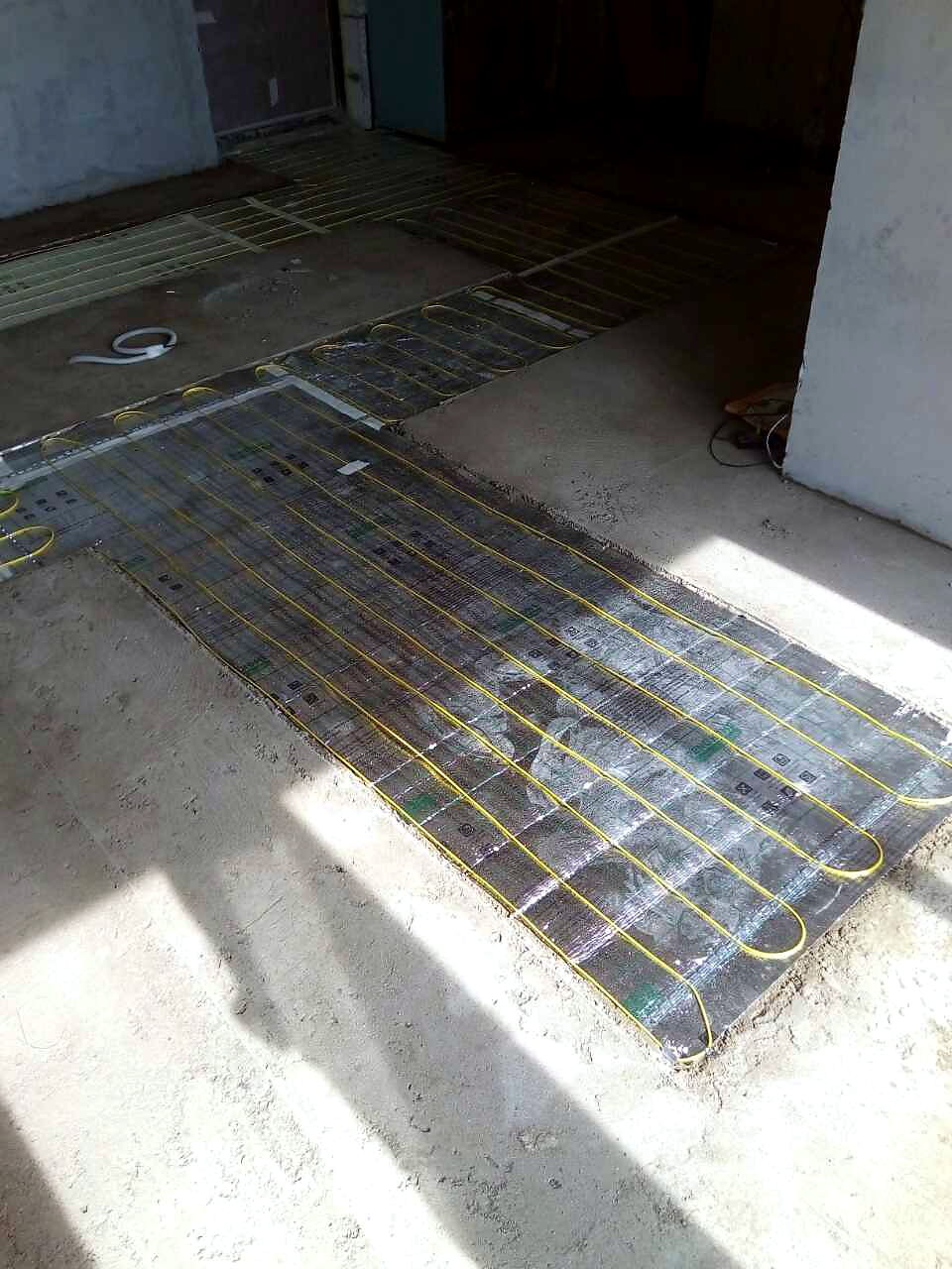 Grejni kabl elektro podnog grejanja položen na armaturnu mrežu